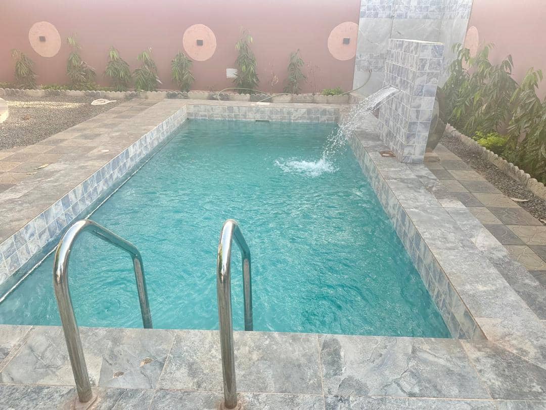 Piscine privée avec cascade et échelle inox