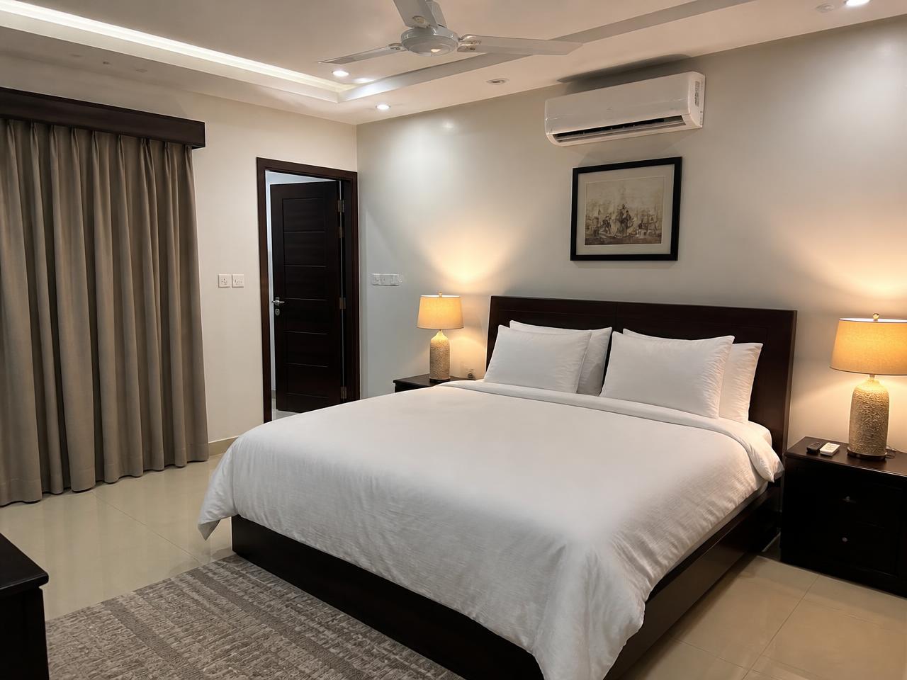 Chambre confortable et climatisée de l'appartement